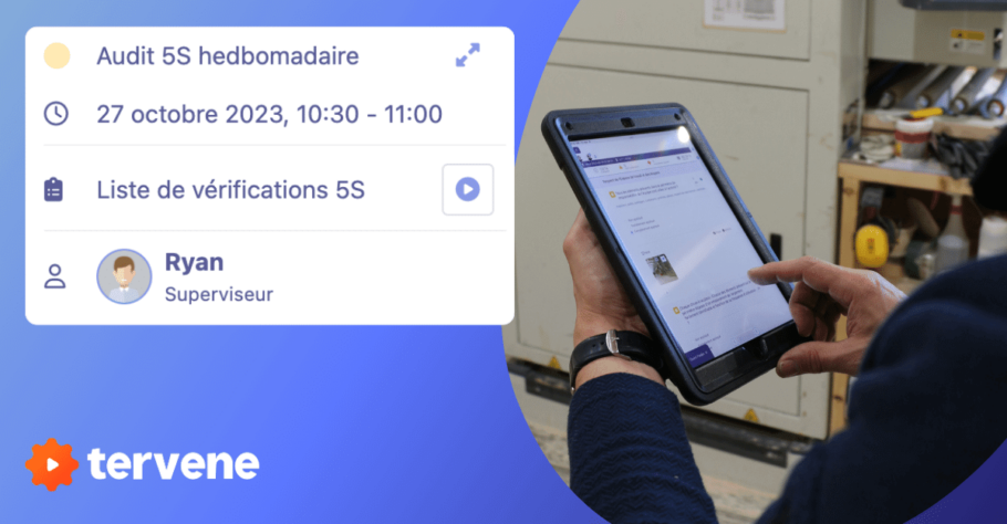 Une personne tenant une tablette affichant la date, l'heure, une liste de vérification 5S, le nom "Ryan" et le titre "Superviseur".